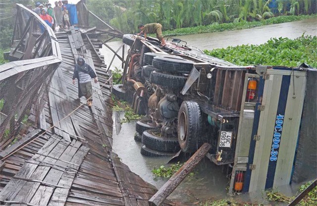 Cầu sập hoàn toàn vì chiếc xe chở quá tải... hơn 10 tấn