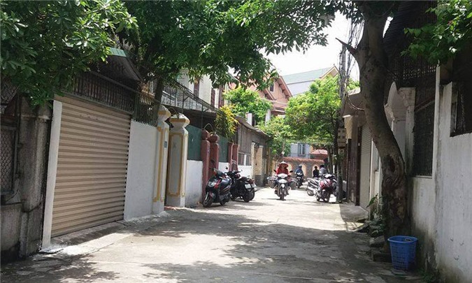 Mẹ khóc thảm thiết khi thấy con trai chết treo cổ