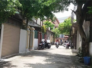 Mẹ khóc thảm thiết khi thấy con trai chết treo cổ