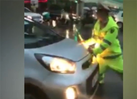 Truy tìm tài xế taxi vượt đèn đỏ, cướp đường đoàn xe ưu tiên