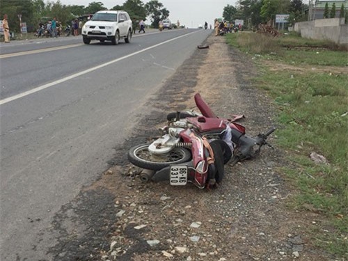 Va chạm xe taxi, người phụ nữ chết thảm khi đi chợ về