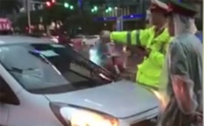 Xác định tài xế taxi vượt đèn đỏ, cướp đường đoàn xe ưu tiên