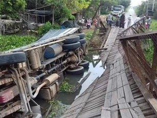 Xe tải 25 tấn làm sập cầu, tài xế phá cửa thoát thân