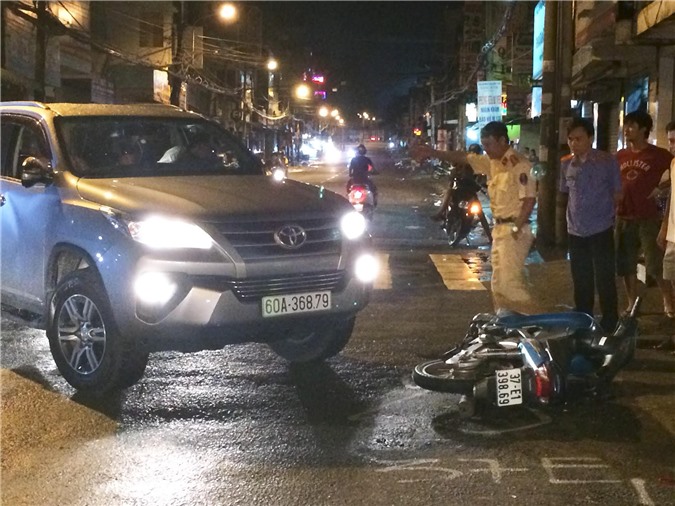 ​Bị nhóm côn đồ truy đuổi, lái xe 7 chỗ tông liên hoàn nhiều xe máy