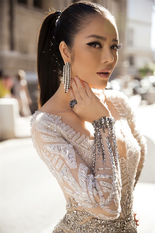 Lý Nhã Kỳ hút mắt truyền thông với vẻ đẹp hoang dại ở Cannes 2017