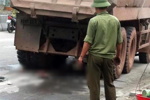 Cán chết 1 phụ nữ, tài xế xe tải bỏ trốn khỏi hiện trường