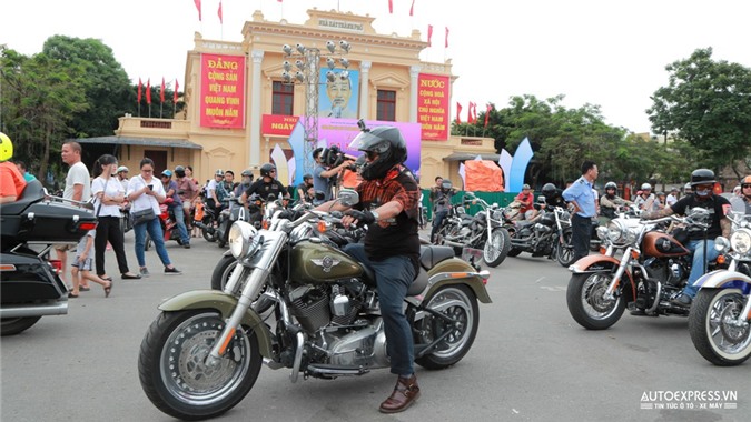 Chiến mã Harley-Davidson khuấy đảo thành phố hoa phượng đỏ