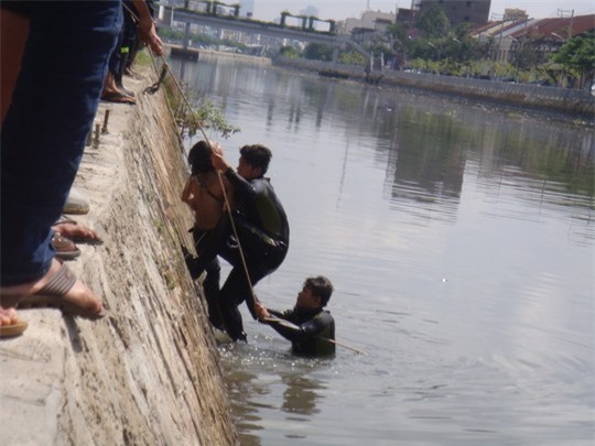 Để lại xe đạp, nam sinh lớp 10 nhảy xuống hồ tự tử