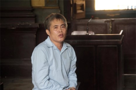 Đi ăn cưới "quên" tiền mừng, khách bị gia chủ tấn công