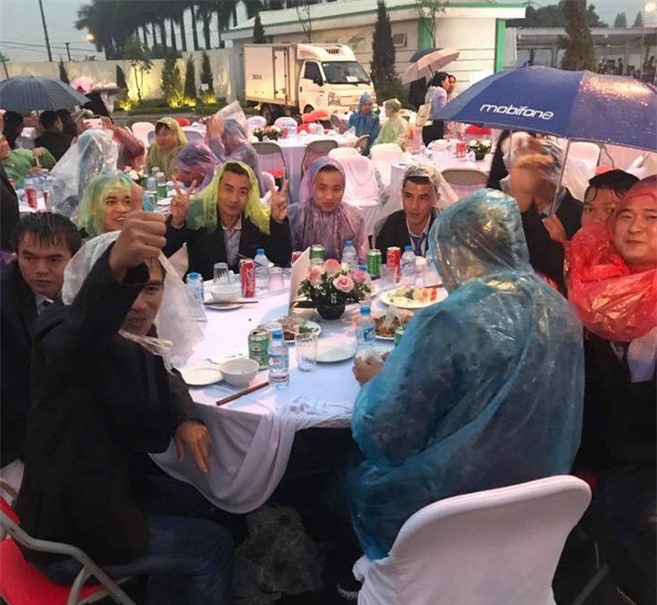 Độc đáo đám cưới khách trùm áo mưa, ăn tiệc ngoài trời