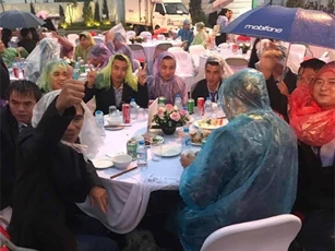 Độc đáo đám cưới khách trùm áo mưa, ăn tiệc ngoài trời