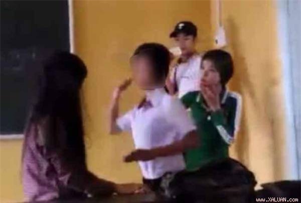 Ghen tuông tình cảm, 3 nữ sinh đóng cửa lớp đánh bạn dã man