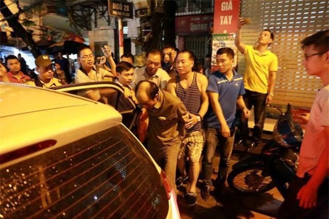 Khởi tố, bắt tạm giam kẻ đâm người rồi cố thủ ở Hà Nội