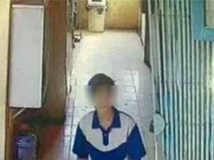Nam thanh niên đột nhập trường tiểu học sờ soạng học sinh