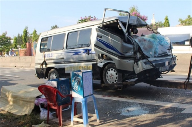 Tông cực mạnh vào đuôi xe tải, phụ xe khách tử vong tại chỗ