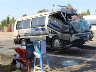 Tông cực mạnh vào đuôi xe tải, phụ xe khách tử vong tại chỗ