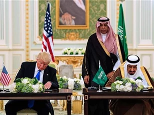 Trump ký hợp đồng vũ khí trăm tỷ với Ả Rập Saudi, Israel phát hoảng