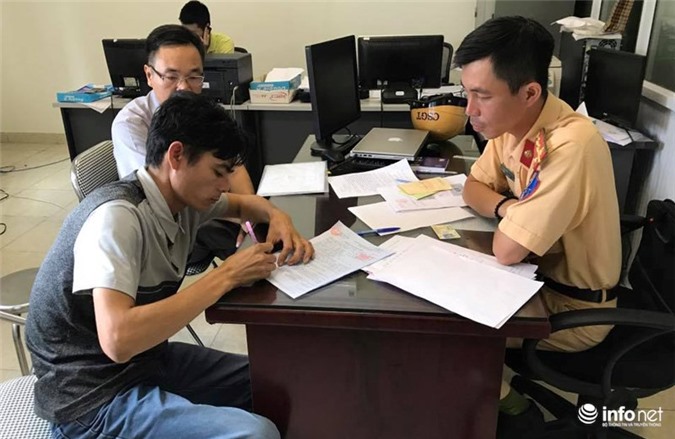 Tước bằng lái tài xế taxi lấn đường xe ưu tiên, húc cảnh sát