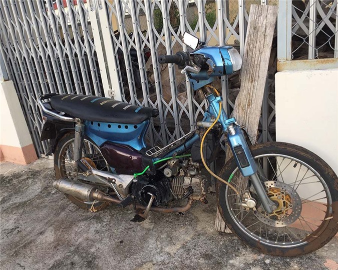 Cảnh sát giao thông bị nhóm thanh niên vi phạm đánh tới tấp