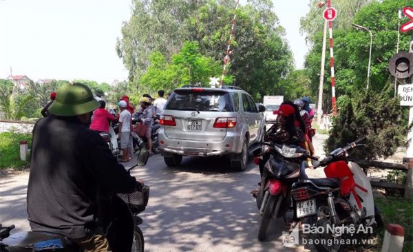 Để lại xe tay ga, cô gái trẻ nhảy sông tự tử