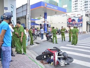 Hai thanh niên gục trên vũng máu sau khi đâm chém nhau như phim