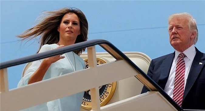 Trump bị vợ từ chối nắm tay trên thảm đỏ trong chuyến thăm Israel