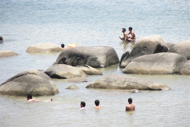 Bốn học sinh lớp 6 chết đuối và mất tích khi tắm sông