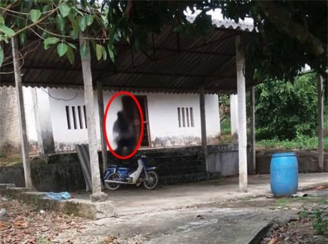 Phát hiện xác chết treo cổ giữa đình làng, cạnh chiếc xe máy