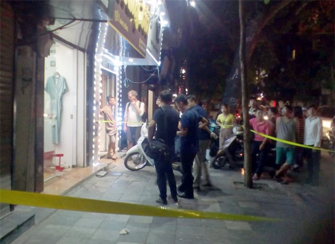 Vợ vào tiệm quần áo với bạn trai, chồng xông vào chém tới tấp