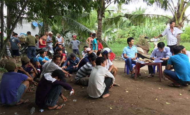 Công an nổ súng, bắt gọn 20 con bạc trong trường gà