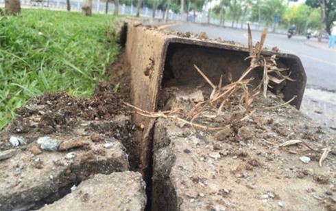 Hố ga bất ngờ phát nổ, người đi đường hốt hoảng