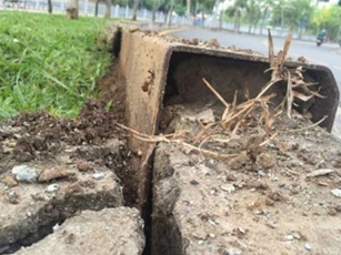 Hố ga bất ngờ phát nổ, người đi đường hốt hoảng