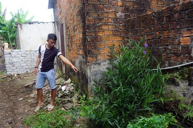 Hoảng hồn phát hiện xác chết người đàn ông trong tư thế ngồi