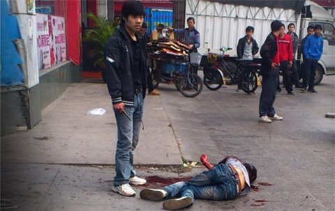 Hùng hổ đi mang dao đi trả thù, bị đâm chết