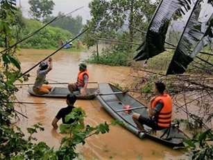 Ngã xuống khe suối, cụ ông bị nước cuốn mất tích