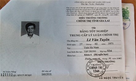 Phó bí thư xã dùng bằng giả bị cách hết chức vụ trong Đảng