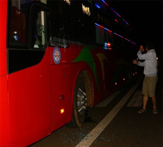 Ba học sinh cấp 2 rủ nhau ra đường ném vỡ kính xe khách