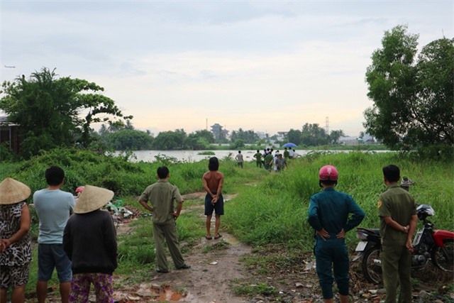Hoảng hồn phát hiện thi thể người đàn ông nổi trên sông Sài Gòn