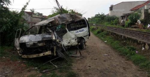 Xe "lạ" 2 biển số bốc cháy ngùn ngụt sau cú va chạm với tàu hỏa