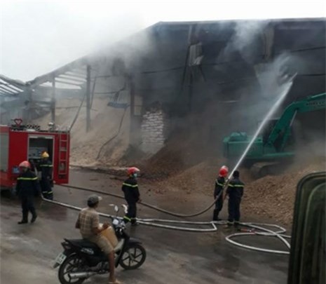 Hơn 10 giờ chiến đấu với ngọn lửa tại kho chứa bột sắn ở Đồng Nai
