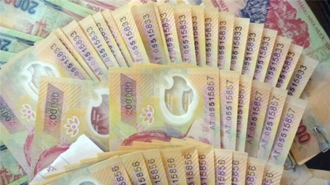 Mang xấp tiền giả gần 20 triệu giao dịch ở ngân hàng