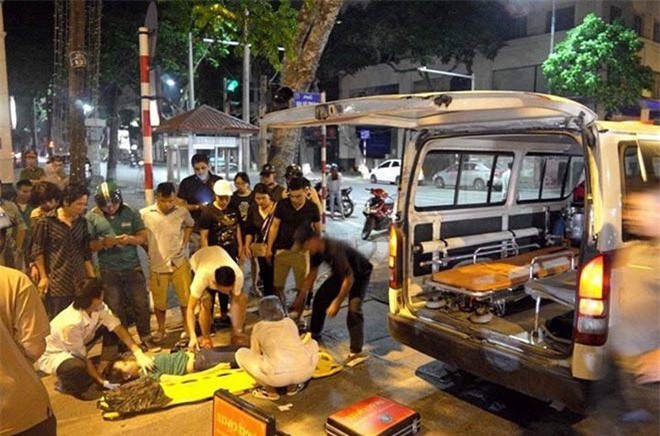 Nghi vấn xe cứu thương đâm cô gái văng xa 30m rồi bỏ chạy