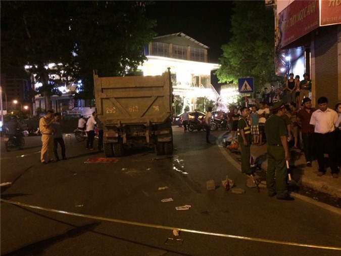 Vợ tử vong dưới gầm xe tải, chồng gào khóc bên thi thể