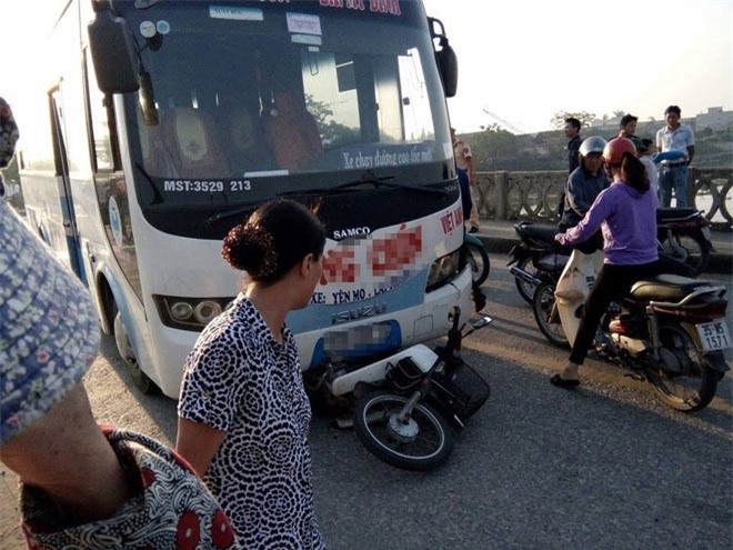 Xe khách tông văng 1 người xuống sông, 1 người chết