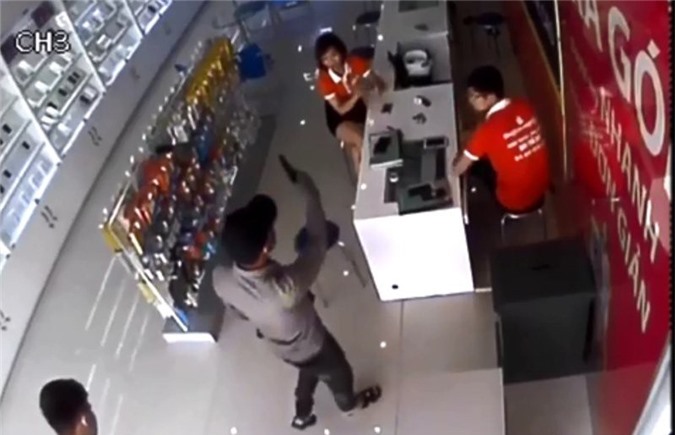 Hai tên cướp mang súng xông vào cửa hàng điện thoại
