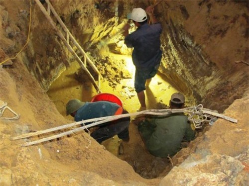 Quảng Bình: Cất bốc 187 hài cốt chôn tập thể dưới vườn nhà dân