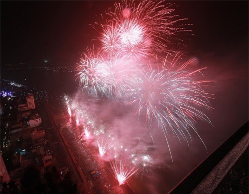 Thăng hoa với màn bắn pháo hoa dưới mưa của 2 đội Trung Quốc, Anh