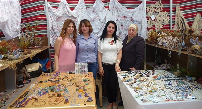 Xem phụ nữ Syria kiếm tiền trong làn mưa bom bão đạn