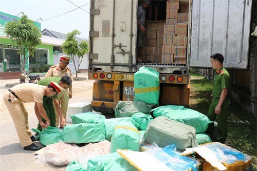 Bắt ôtô chở 2 tấn thịt bốc mùi từ Hà Nội vào Sài Gòn tiêu thụ