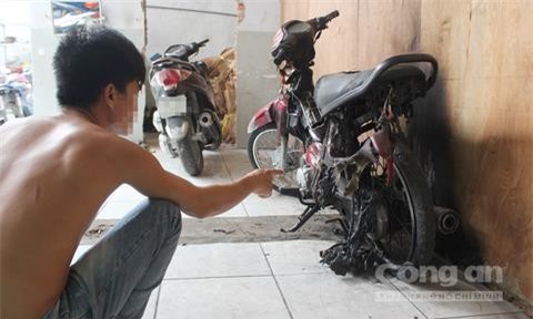 Chủ vựa dừa ở TP.HCM bị 13 giang hồ ném bom xăng, đốt xe máy
